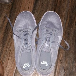 Skateboard Nike tennis shoes (women’s)